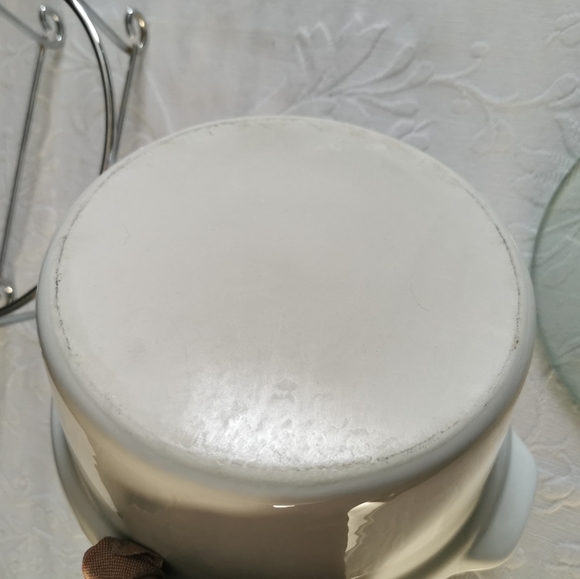 White Stoneware Casserole Dish With Cradle & Lid - Picture 3 of 7